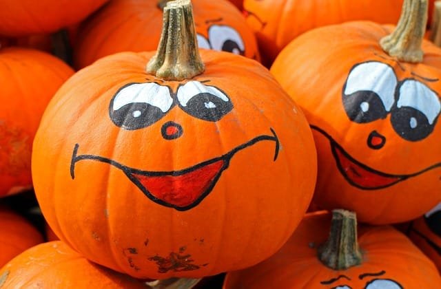 vidám festett halloween tök
