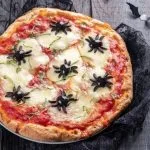 halloween pizza pókokkal
