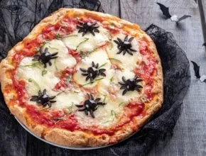 halloween pizza pókokkal