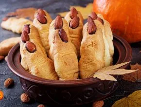 boszorkány ujjak sütemény halloweenre