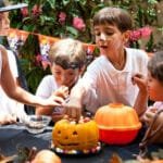 gyerekek töksütőformát használnak halloweenkor