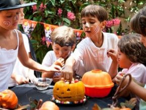 gyerekek töksütőformát használnak halloweenkor