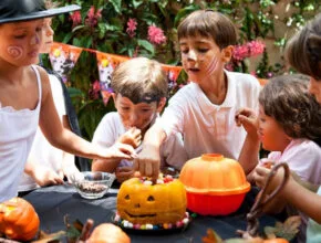 gyerekek töksütőformát használnak halloweenkor