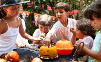 gyerekek töksütőformát használnak halloweenkor