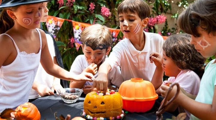 gyerekek töksütőformát használnak halloweenkor